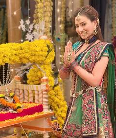 यशोदा मां बन लड्डू गोपाल को पालना झुलाती दिखीं Madalsa Sharma, 'काव्या' ने भव्य अंदाज में मनाई जन्माष्टमी