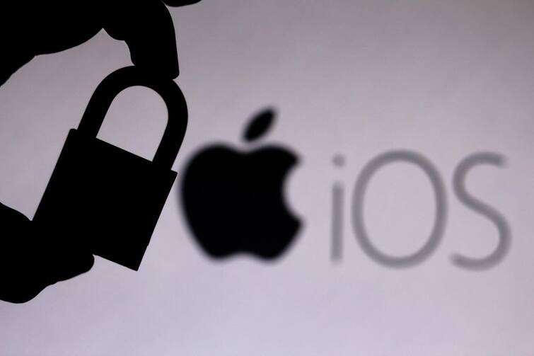 Apple warns of flaw that lets hackers into iPhones Macs Apple Security Breach : ॲपल युजर्स सावधान! आयफोन आणि मॅक हॅकर्सच्या निशाण्यावर, होतेय डेटा चोरी