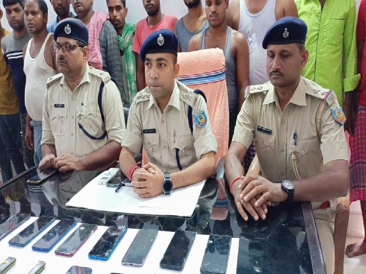 Jharkhand Police busted online fraud gang in Deoghar, 14 cyber criminals arrested Crime News: देवघर में पुलिस ने ऑनलाइन धोखाधड़ी करने वाले गिरोह का किया भंडाफोड़, 14 गिरफ्तार