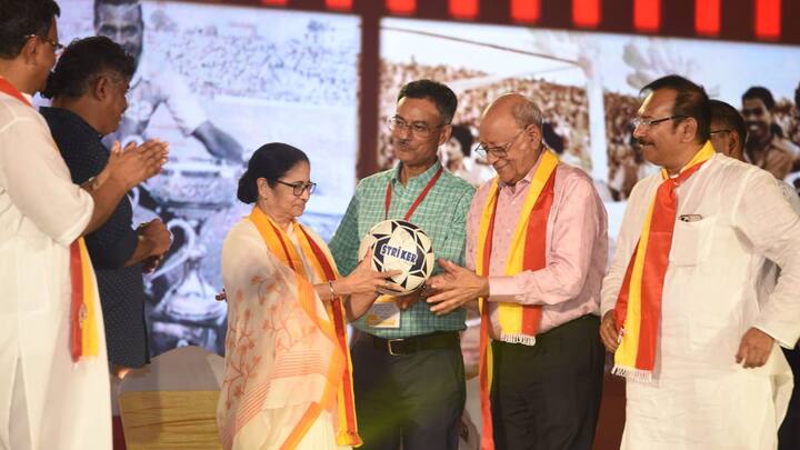 সম্প্রতি উদ্বোধন হয়ে গেল ইস্টবেঙ্গলের নতুন মিউজিয়ামের। রাজা সুরেশচন্দ্র চৌধুরী মেমোরিয়াল মিউজিয়ামের উদ্বোধনে এসেছিলেন মুখ্যমন্ত্রী মমতা বন্দ্যোপাধ্যায়।