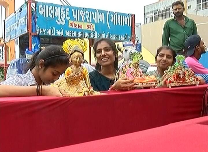 જન્માષ્ટમીના પૂર્વ સંધ્યાએ દ્વારકા નગરી ને દુલ્હનની જેમ સજાવાઇ. રંગબેરંગી રોશની થી સજ્જ છે દ્વારકા. જગત મંદિરમાં રોશની ના કારણે ચાર ચાંદ લાગી ગયા. કલા શિલ્પ અને સ્થાપત્ય નો ઉત્કૃષ્ટ મંદિર એટલે જગત મંદિર. ભગવાન શ્રીકૃષ્ણની તસવીરો ની એલઇડી તૈયાર કરવામાં આવી છે.