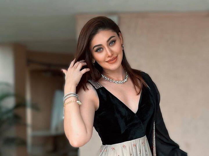 तिचा लुक फ्लॉंट करत शेफालीने एकामागून एक अनेक पोज दिल्या आहेत. (फोटो सौजन्य :shefalijariwala/इंस्टाग्राम)