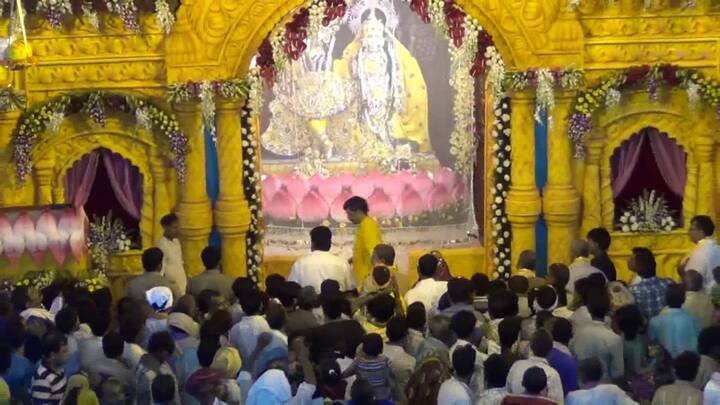 ਪ੍ਰਮੁੱਖ ਸ੍ਰੀ ਕ੍ਰਿਸ਼ਨ ਮੰਦਰਾਂ ਵਿੱਚ ਭਾਗਵਤ ਪੁਰਾਣ ਅਤੇ ਭਗਵਦ ਗੀਤਾ ਦੇ ਪਾਠ ਦਾ ਆਯੋਜਨ ਕੀਤਾ ਜਾਂਦਾ ਹੈ। ਬਹੁਤ ਸਾਰੇ ਉੱਤਰੀ ਭਾਰਤੀ ਭਾਈਚਾਰੇ ਰਾਸ ਲੀਲਾ ਜਾਂ ਕ੍ਰਿਸ਼ਨ ਲੀਲਾ ਨਾਮਕ ਨਾਚ-ਨਾਟਕ ਸਮਾਗਮਾਂ ਦਾ ਆਯੋਜਨ ਕਰਦੇ ਹਨ।