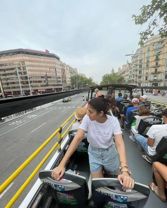 અહીંનો અધુરા સેંગરેડા ચર્ચ રાત્રે ખુબ અદભૂત દેખાય છે, જાણીતા પેન્ટર પિકાસી અને મિરોની પેઇન્ટિંગ્સ ઉપરાંત આ શહેર પોતાના વાઇન્સ માટે પણ ખુબ જાણીતુ છે.