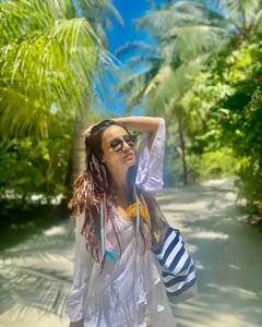 Vacation Pics: દરિયા કિનારે Surbhi Jyotiનો કાતિલ અંદાજ જોઇને ઘાયલ થયા ફેન્સ, શોર્ટ ડ્રેસમાં તસવીરો વાયરલ