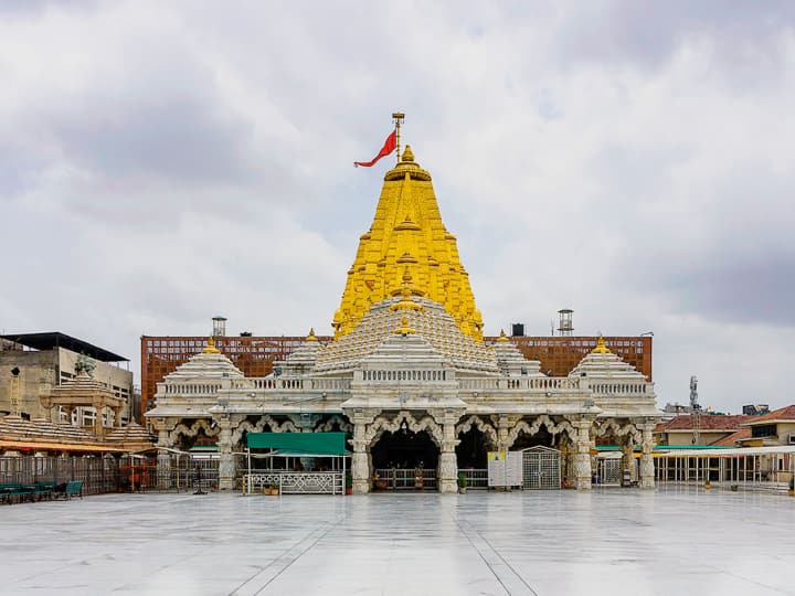 अंबाजी मंदिर कैसे जाएं: अंबाजी मंदिर जाने के लिए बस, ट्रेन और हवाई जहाज उपलब्ध है. मंदिर जाने के लिए आप अपनी सुविधा के अनुसार यात्रा का चयन कर सकते हैं. फ्लाइट के लिए निकटतम हवाई अड्डा एसवीपी अहमदाबाद है.