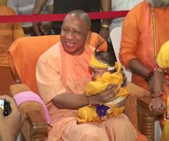 Janmashtami 2022: जन्माष्टमी के मौके पर गोरखनाथ मंदिर पहुंचे CM योगी, बच्चों के बीच बांटी मिठाइयां, देखें तस्वीरें