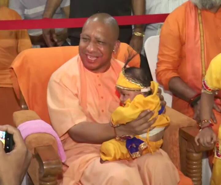 जन्माष्टमी के अवसर पर उत्तर प्रदेश के मुख्यमंत्री योगी आदित्यनाथ (CM Yogi Adityanath) ने गोरखनाथ मंदिर (Gorakhpur Temple) में आयोजित श्री कृष्ण जन्मोत्सव कार्यक्रम में हिस्सा लिया.