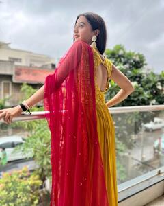येलो अनारकली सूट में Helly Shah लगीं बला की खूबसूरत, मसूमियत देख फैंस हुए मदहोश
