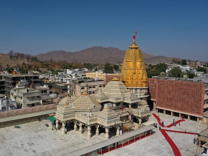 आस-पास के आकर्षण: अंबाजी मंदिर के आस पास कई खूबसूरत स्पॉट हैं. इसके आस पास गब्बर हिल्स, कैलाश टेकरी, मंगल्या वन, श्री कोटेश्वर महादेव मंदिर, बलराम अंबाजी वन्यजीव अभयारण्य, कुंभरिया जैन मंदिर, कैलाश हिल सूर्यास्त, कामाक्षी मंदिर, पोशिना टॉड रॉक और पावापुरी जैन मंदिर है.