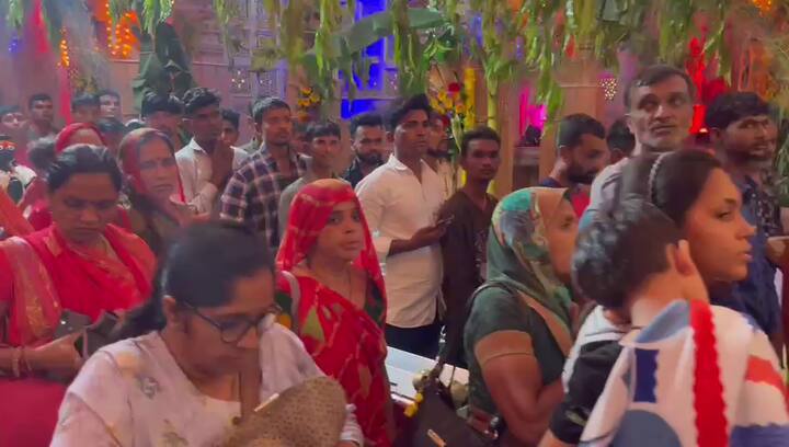 ભક્તો શામળીયાના દર્શન કરીને થયા ભક્તિમાં લીન.