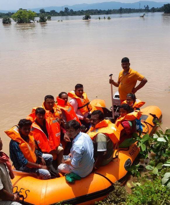 मुख्यमंत्री नवीन पटनायक यांनी पूरस्थिती असलेल्या भागाची हवाई पाहणी केली.