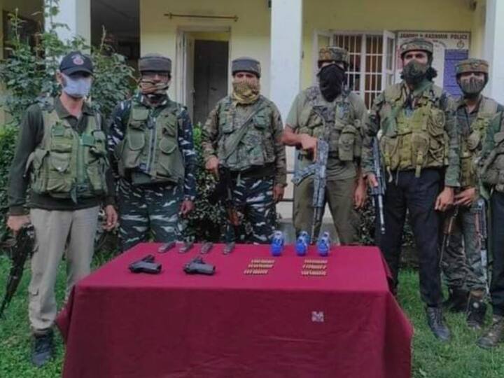 Jammu-Kashmir Police Got Big Success 2 Hybrid Terrorists Arrested From Handwara Arms ammunition Recovered ANN Jammu-Kashmir: पुलिस को मिली बड़ी कामयाबी, हंदवाड़ा से 2 'हाइब्रिड आतंकवादी' गिरफ्तार, हथियार और गोला बारूद भी बरामद