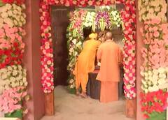 Janmashtami 2022: कान्हा के जन्मोत्सव में डूबा ब्रज, CM योगी ने कृष्ण जन्मभूमि पहुंचकर की पूजा-अर्चना, यहां देखें तस्वीरें
