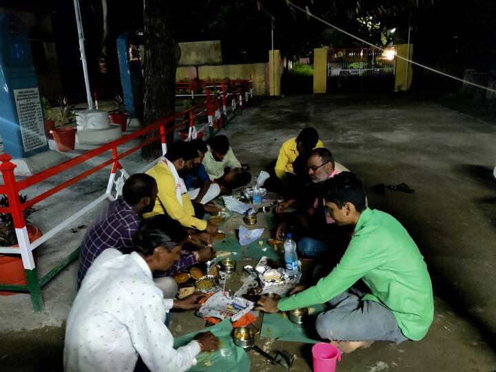 ग्रामस्थांनी आणि कुटुंबीयांनी गट विकास अधिकाऱ्यांच्या दालनातच रात्र काढली. गट विकास अधिकाऱ्यांच्या दालनातच ग्रामस्थ झोपले तसंच जेवणही तिथेच करत आहेत. उपोषणाला बसलेले सामाजिक कार्यकर्ते संतोष गाळकर हे चार दिवसांपासून बेपत्ता आहेत.