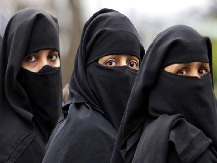 Man arrested in UP village for wearing burqa while going to meet girlfriend காதலியை நேரில் பார்க்க இப்படி ஒரு ஐடியா! புர்கா அணிந்து ஊருக்குள் சென்று சிக்கிய இளைஞர்!