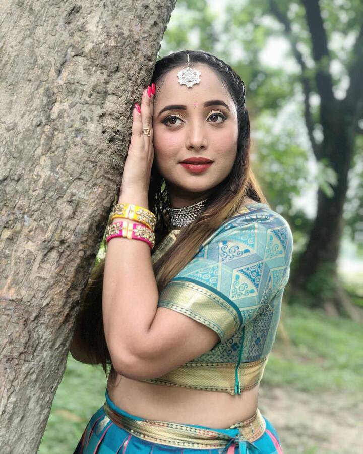 वैसे मानना पड़ेगा रानी चटर्जी देसी लिबास में बला की खूबसूरत तो लगती ही हैं साथ ही उनके चेहरे का नूर किसी का भी दिल धड़काने में कभी फेल नहीं हो सकता.