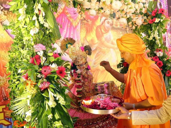 इससे पहले मुख्यमंत्री योगी आदित्यनाथ जन्माष्टमी के मौके पर यूपी के मथुरा पहुंचे. यहां उन्होंने कृष्ण जन्मभूमि पहुंचकर पूजा-अर्चना की. देशभर में आज जन्माष्टमी ( Janmashtami) का त्योहार धूमधाम से मनाया जा रहा है. इस खास मौके पर यूपी के मुख्यमंत्री योगी आदित्यनाथ मथुरा (CM Yogi Adityanath in Mathura) पहुंचे.