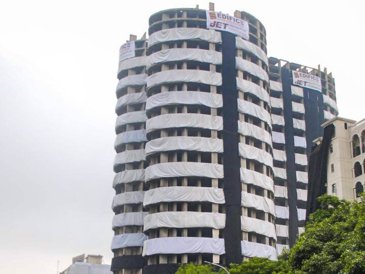 अधिकारियों के मुताबिक, ट्विन टावरों के पिलर्स में ड्रिल किए गए लगभग 9,400 छेदों में 3,500 किलोग्राम से ज्यादा विस्फोटक भरे जा रहे हैं. विस्फोटक भरने का काम जल्द ही पूरा कर लिया जाएगा.