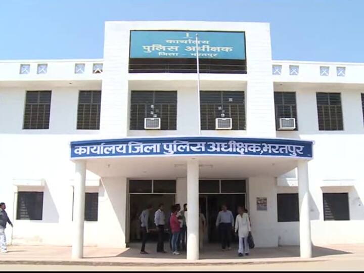 Bharatpur News: फोटो वायरल करने की धमकी देकर युवती से एक साल तक किया रेप, शादी के बाद पहुंच गया ससुराल Bharatpur victim raped for a year by threatening to make photo viral in Rajasthan ANN Bharatpur News: फोटो वायरल करने की धमकी देकर युवती से एक साल तक किया रेप, शादी के बाद पहुंच गया ससुराल