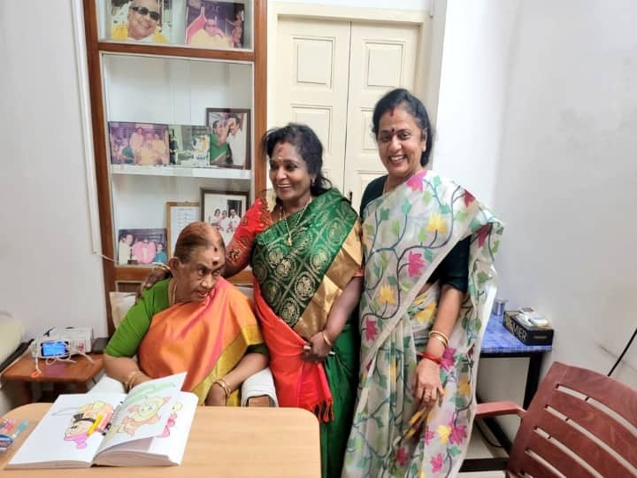 telangana governor tamilisai soundarrajan meet dhayalu ammal in gopalapuram கோபாலபுரம் கோயில்! கலைஞரின் வீட்டில் தயாளு அம்மாளுடன் சந்திப்பு - ஆளுநர் தமிழிசையின் பரபர பயணம்