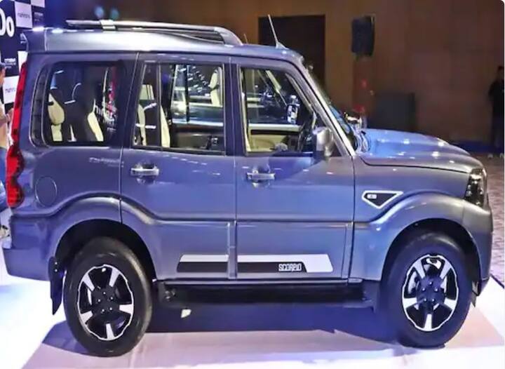 2022 Mahindra Scorpio Classic: Mahindra সম্প্রতি তার Scorpio N লঞ্চ করেছে। যদিও এই নতুন লঞ্চের পরও পুরনো সংস্করণের ফ্যান বেস কমেনি। এই গাড়ির প্রতি ক্রেতাদের আগ্রহ দেখে গাড়ির ক্লাসিক সংস্করণের বিক্রি চালিয়ে যাবে কোম্পানি। এখন Mahindra Scorpio Classic-এ অনেক আপডেট করেছে। এখন দেখতে হবে এই পরিবর্তনগুলি Scorpio Classic-এর ভক্তদেরও কতটা  খুশি করবে।