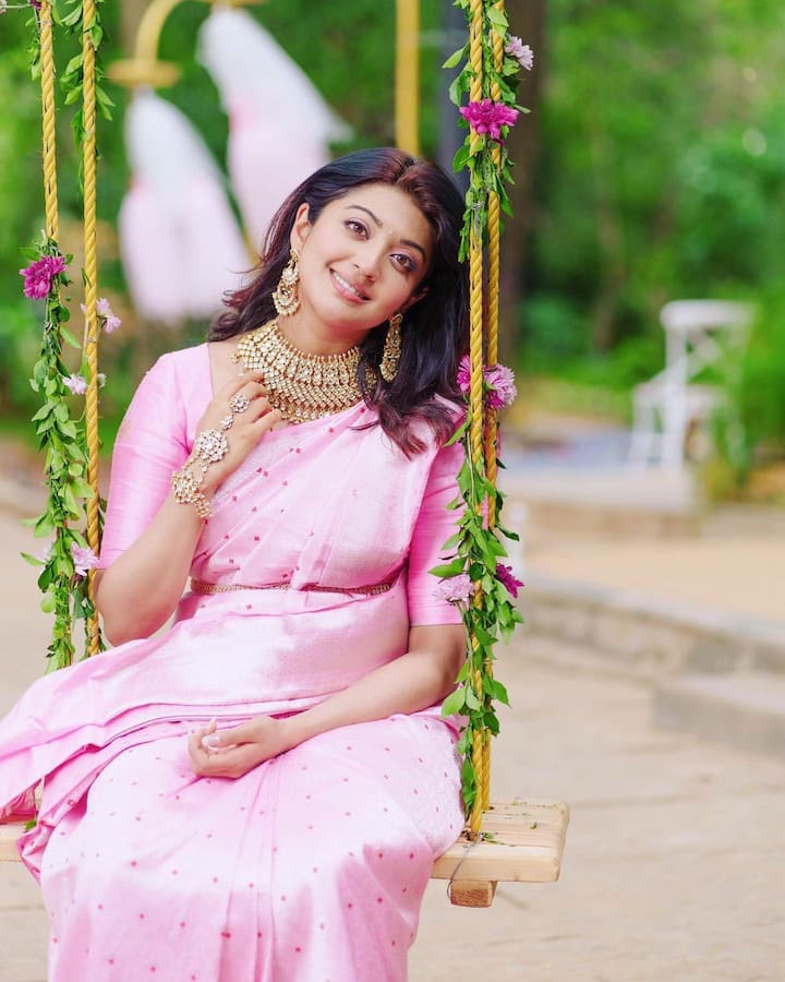 10 जून को प्रणिता ने इंस्‍टाग्राम के जरिए फैंस के साथ मां बनने की खुशखबरी साझा की थी.एक दिलचस्‍प बात ये भी बता दें कि उनकी डिलीवरी उनकी मां ने ही कराई थी, जो कि एक गायनोलॉजिस्ट हैं.