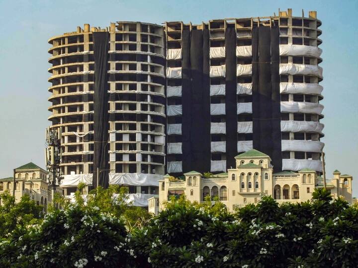 बता दें कि लगभग 100 मीटर ऊंची और 40 मजिला इस अधूरी इमारत को 21 अगस्त को गिराया जाना था, लेकिन नोएडा अथॉरिटी के समय को आगे बढ़ाने के अनुरोध पर सुप्रीम कोर्ट ने इसे स्वीकार करते हुए 28 अगस्त को गिराने की नई तारीख तय की.