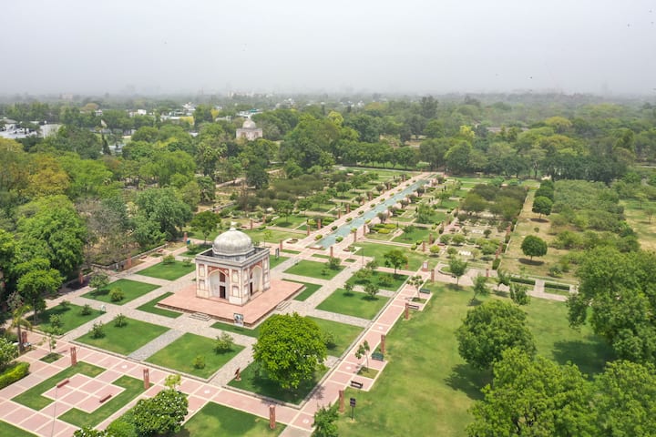 सुंदर नर्सरी - सुंदर नर्सरी का सूर्योदय भी अद्भुत होता है. यहां सुबह के वक्त इस दृश्य को देखने के लिए काफी संख्या में लोग आते हैं. यहां अलग-अलग किस्मों के खूबसूरत फूलों के बीच सूर्योदय का नजारा बेहद खूबसूरत होता है.