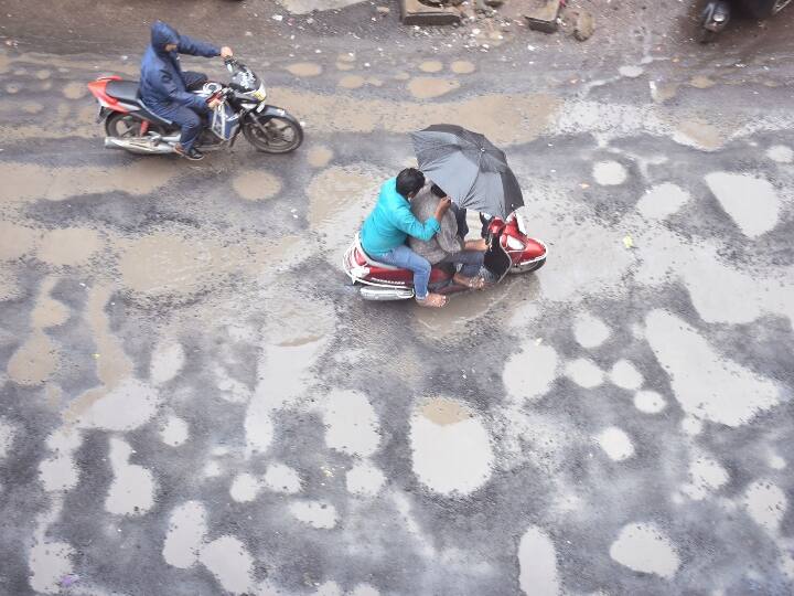 Mumbai Case of death of couple due to pothole on Western Express Highway police claims no pothole there Mumbai News: वेस्टर्न एक्सप्रेस हाईवे पर गड्ढे के कारण दंपत्ति की मौत का मामला, पुलिस का दावा- वहां कोई गड्ढा ही नहीं