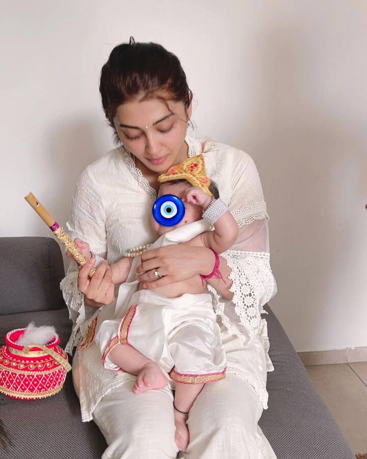 तस्‍वीरों में देख सकते हैं प्रणिता ने किस तरह कान्‍हा के गेटअप में बेटी को बड़े प्‍यार से तैयार किया है.