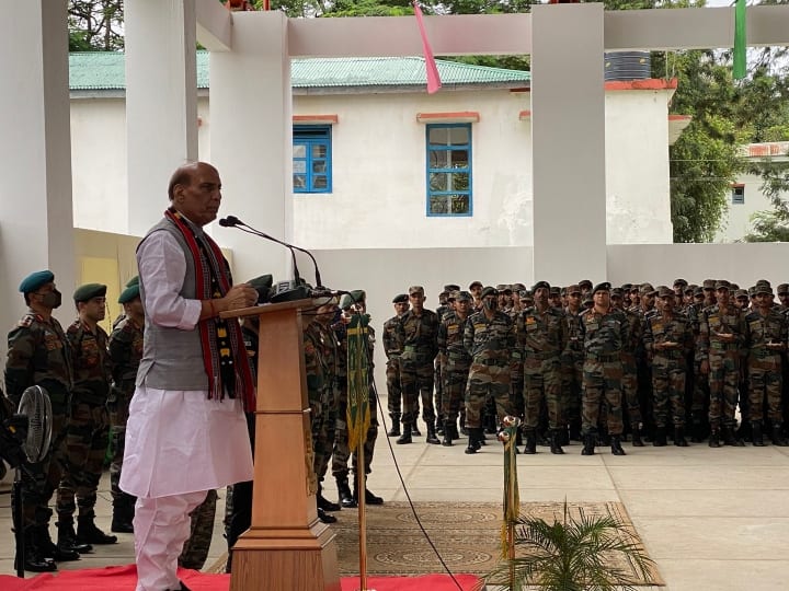 Rajnath Singh Manipur Visit: इंफाल में सुरक्षाबलों के बीच भावुक हुए रक्षामंत्री, बोले- इसलिए मैं आपके काम को प्रोफेशन नहीं मानता... Defence Minister Rajnath Singh addresses troops of Assam Rifles and 57 Mountain division in Imphal Today Rajnath Singh Manipur Visit: इंफाल में सुरक्षाबलों के बीच भावुक हुए रक्षामंत्री, बोले- इसलिए मैं आपके काम को प्रोफेशन नहीं मानता...