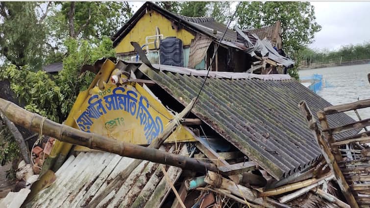 North 24 Pargana tornedo In a few seconds, a large area was destroyed, hundreds of houses were destroyed North 24 Pargana: দুর্যোগে-বিপর্যয়! কয়েক সেকেন্ডের মধ্যে তছনছ বিস্তীর্ণ এলাকা, ধূলিসাৎ কয়েকশো বাড়ি