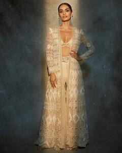 Celeb Fashionable Looks: आइवरी कलर में लगाना है चार चांद, इन हसीनाओं का लुक कॉपी कर, बन जाएं महफिल की जान