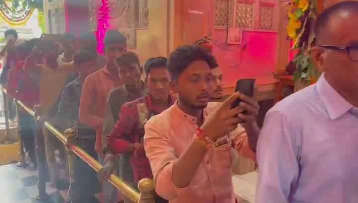 રત્ન જડિત સોનાના આભૂષણો ભગવાનને પહેરાવાયા છે.
