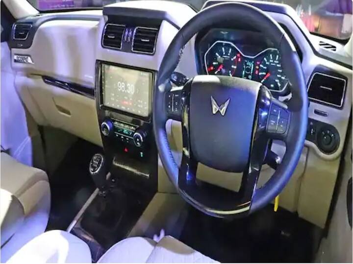 Scorpio Classic-এর ভিতরে প্রিমিয়াম গৃহসজ্জার সামগ্রী, সেন্টার কনসোলে নতুন ৯ ইঞ্চি টাচস্ক্রিন, হ্যান্ডস-ফ্রি কলিং, ব্লুটুথ ও ইউএসবি, সিস্টেমে ফোনের স্ক্রিন মিররিং, ১৬ জিবি ইন্টারনাল স্টোরেজ দেওয়া হয়েছে।