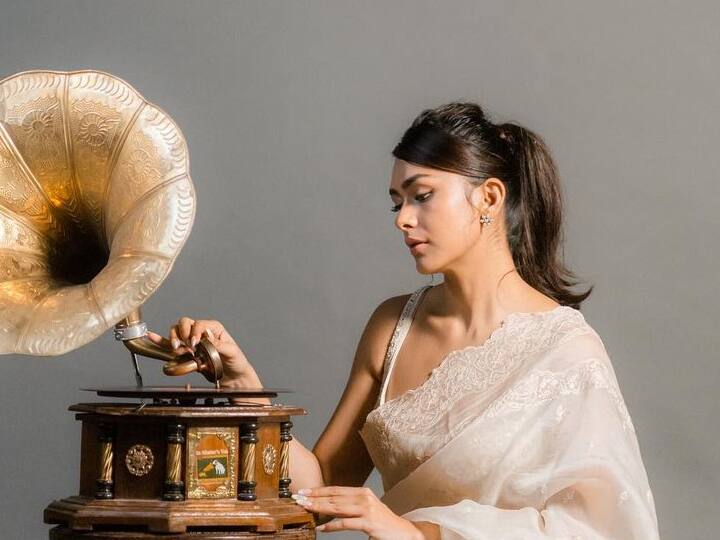 यानंतर मृणाल 'आंख मिचोली', 'गुमराह' आणि 'पूजा मेरी जान' या चित्रपटांमध्येही दिसणार आहे.(फोटो सौजन्य :mrunalthakur/इंस्टाग्राम)