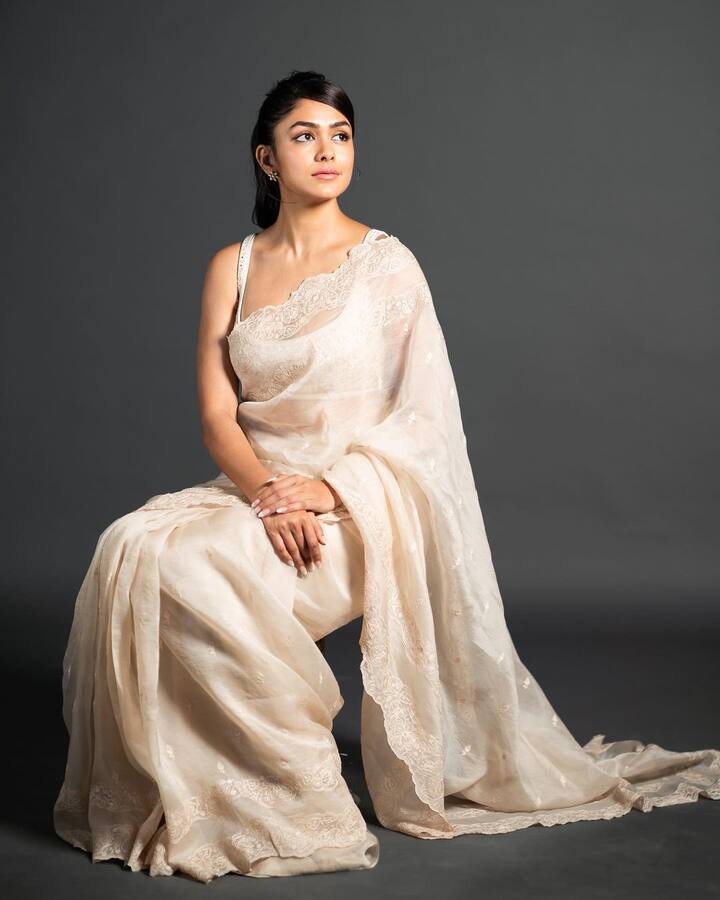 अभिनेत्री मृणाल ठाकूरने केवळ इंडस्ट्रीतच नाही तर प्रेक्षकांच्या हृदयातही स्वतःसाठी एक खास स्थान निर्माण केले आहे.(फोटो सौजन्य :mrunalthakur/इंस्टाग्राम)