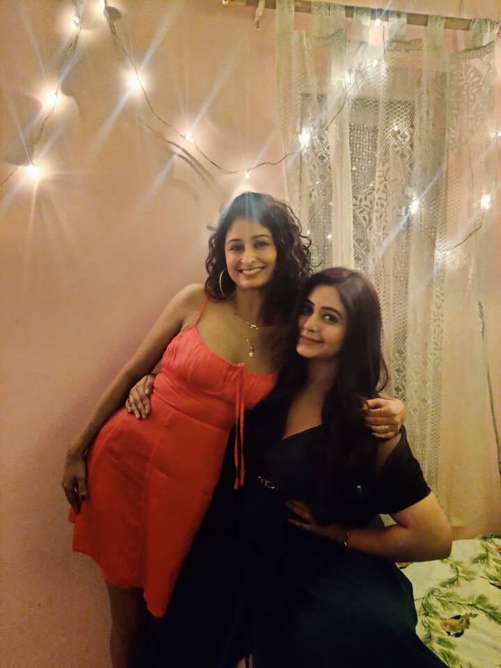 জন্মদিনে তাঁকে ঘিরে রইল বন্ধু আর পরিবার। দিদির জন্মদিনে তাঁকে উপহারে আদরে সাজিয়ে দিলেন বোন ঋতাভরী চক্রবর্তী (Ritabhari Chakraborty)।