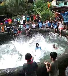 Dahi Handi : अलिबागमधील 'विहीरी'तील दहीहंडी पाहिलीत?