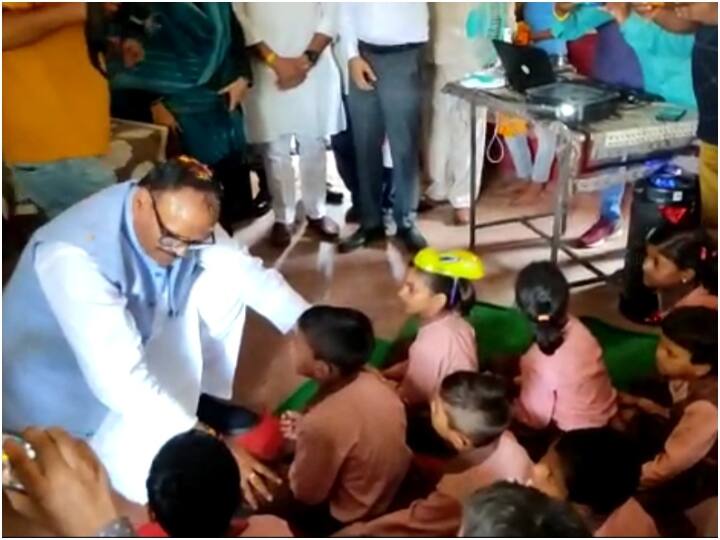 Unnao deputy cm brajesh Pathak was seen sitting on the floor with primary school students ann Unnao: प्राइमरी स्कूल में बच्चों से बात करने फर्श पर बैठे डिप्टी CM ब्रजेश पाठक, पूछा- 'यहां खाना मिलता है या नहीं?'