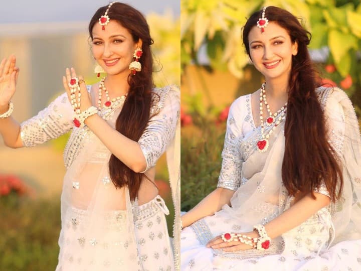 Television actress Saumya Tandon of 'Bhabhiji Ghar Par Hain' fame extended Janamashtami wishes to fans by impersonating the Hindu Goddess, Radha.