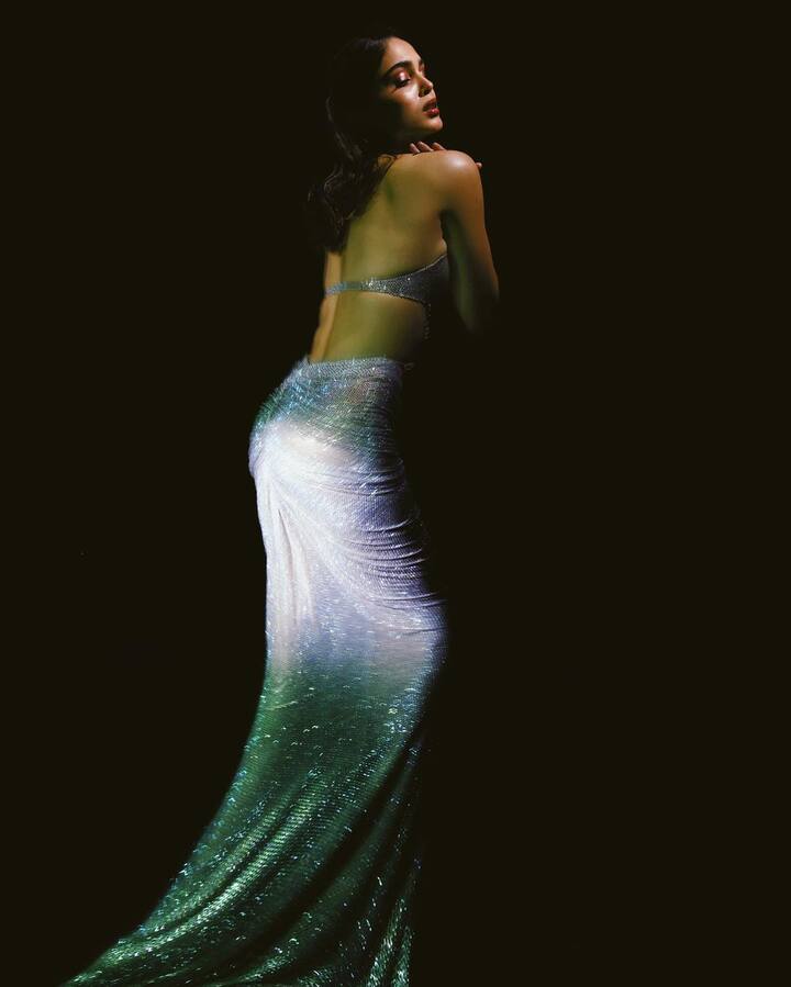 शर्वरी वाघने ग्लॉसी मेकअप, सुंदर हेअरस्टाईलआणि लाल लिपस्टिकने तिचा लूक पूर्ण केला आहे.  (फोटो सौजन्य :sharvari/इंस्टाग्राम)