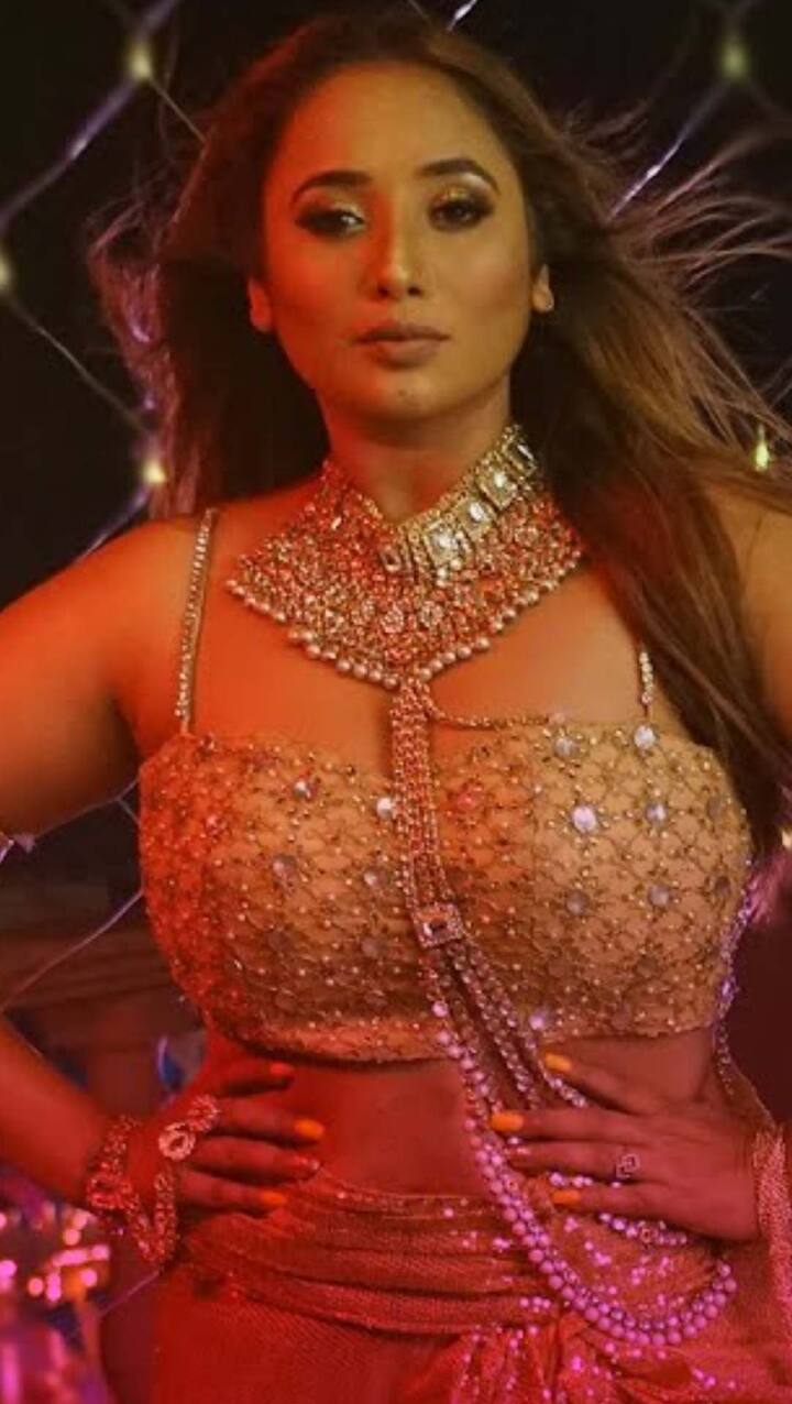 तो वहीं बीते दिनों रानी चटर्जी के आइटम नंबर ने भी खूब तहलका मचाया था. जोबनिया जलेबी में रानी चटर्जी ने अपना हसीन अंदाज दिखाया था.