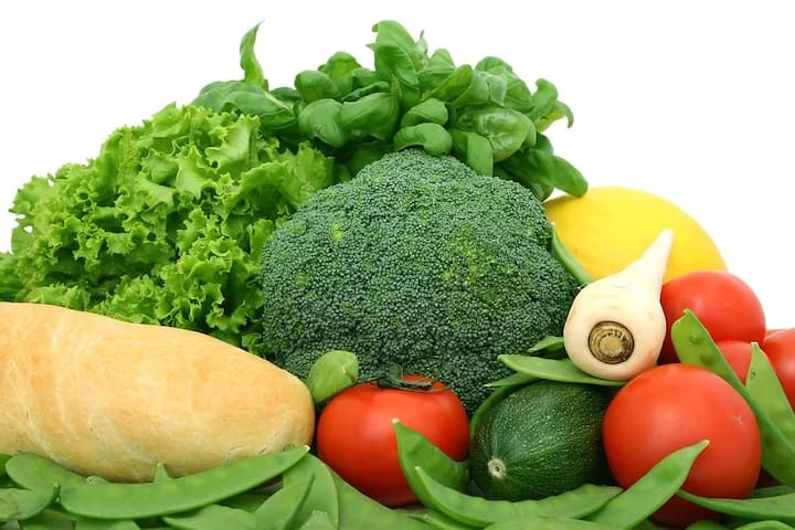 शाकाहारी व्यक्ती हिरव्या भाज्या खाऊन ओमेगा- 3 (Omega-3) ची कमतरता दूक करु शकतात. हिरव्या भाज्यांमध्ये व्हिटॅमन आणि मिनरल्स असतात, हे तुमच्या आरोग्यासाठी अतिशय फायदेशीर असतात.