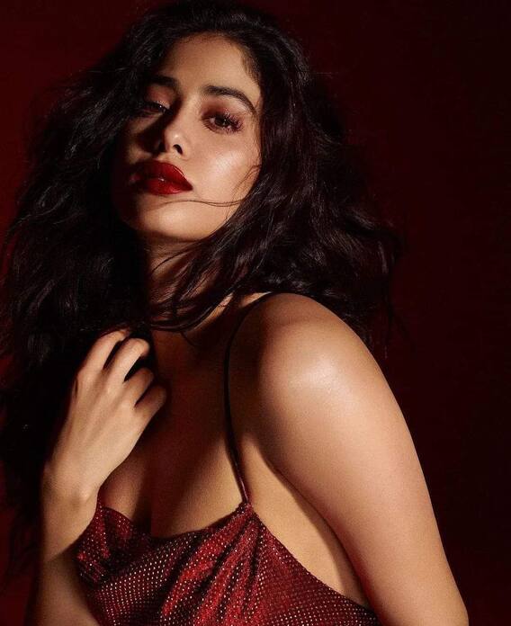 Janhvi Kapoor Pics: रेड ड्रेस में जाह्नवी कपूर ने बढ़ाया इंटरेनट का पारा, तस्वीरों में दिखा सिलजिंग लुक