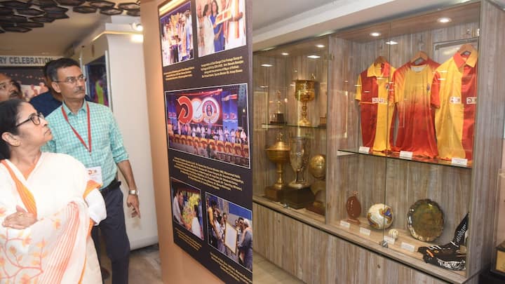 East Bengal: লাল হলুদ ক্লাবের ঐতিহ্য ও তার শতবর্ষের নানা ইতিহাস তুলে ধরা হয়েছে এই সংগ্রহশালায়। এই প্রজন্ম ও পরবর্তী প্রজন্ম যাতে ক্লাবের ইতিহাস জানতে পারে, তার জন্যই এই উদ্যোগ।