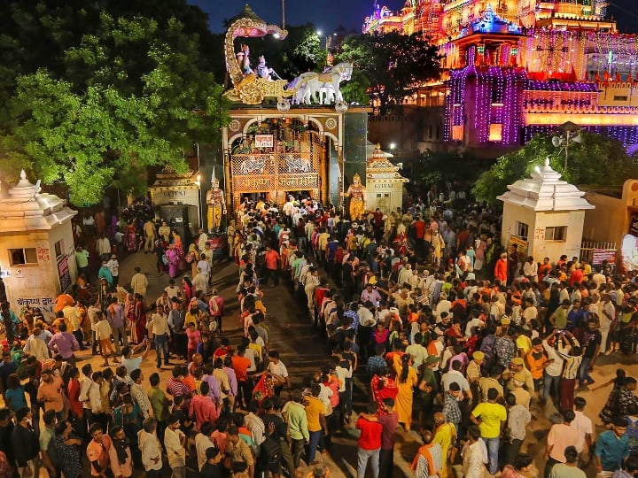 Mathura janmashtami is being celebrated at lord krishnas birth place devotees gathered at main temple Janmashtami 2022: मथुरा में जन्माष्टमी की धूम, 'नंद के लाल' के दर्शन को देश-विदेश से ब्रजभूमि पहुंचे श्रद्धालु