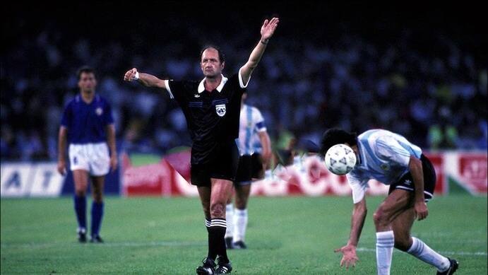 ফ্রান্সের প্রাক্তন রেফারি মিচেল ভায়ট্রট ১৯৮২ বিশ্বকাপে দুই ম্যাচ এবং ১৯৯০ বিশ্বকাপে তিন ম্যাচ পরিচালনা করেন। পাশাপাশি ১৯৯৩ ক্লাব বিশ্বকাপের ফাইনাল ম্যাচও পরিচালনা করেন তিনি।