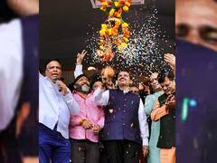 In Pics: महाराष्ट्र में दही हांडी की दिखी धूम, CM शिंदे के साथ कार्यक्रम में शामिल हुईं श्रद्धा कपूर, देखें तस्वीरें